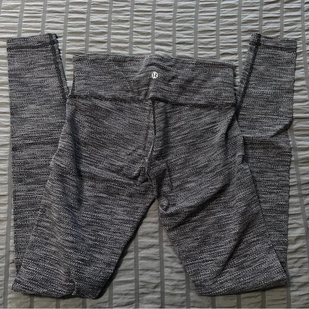 Lululemon sports leggings - Picture 2 of 3